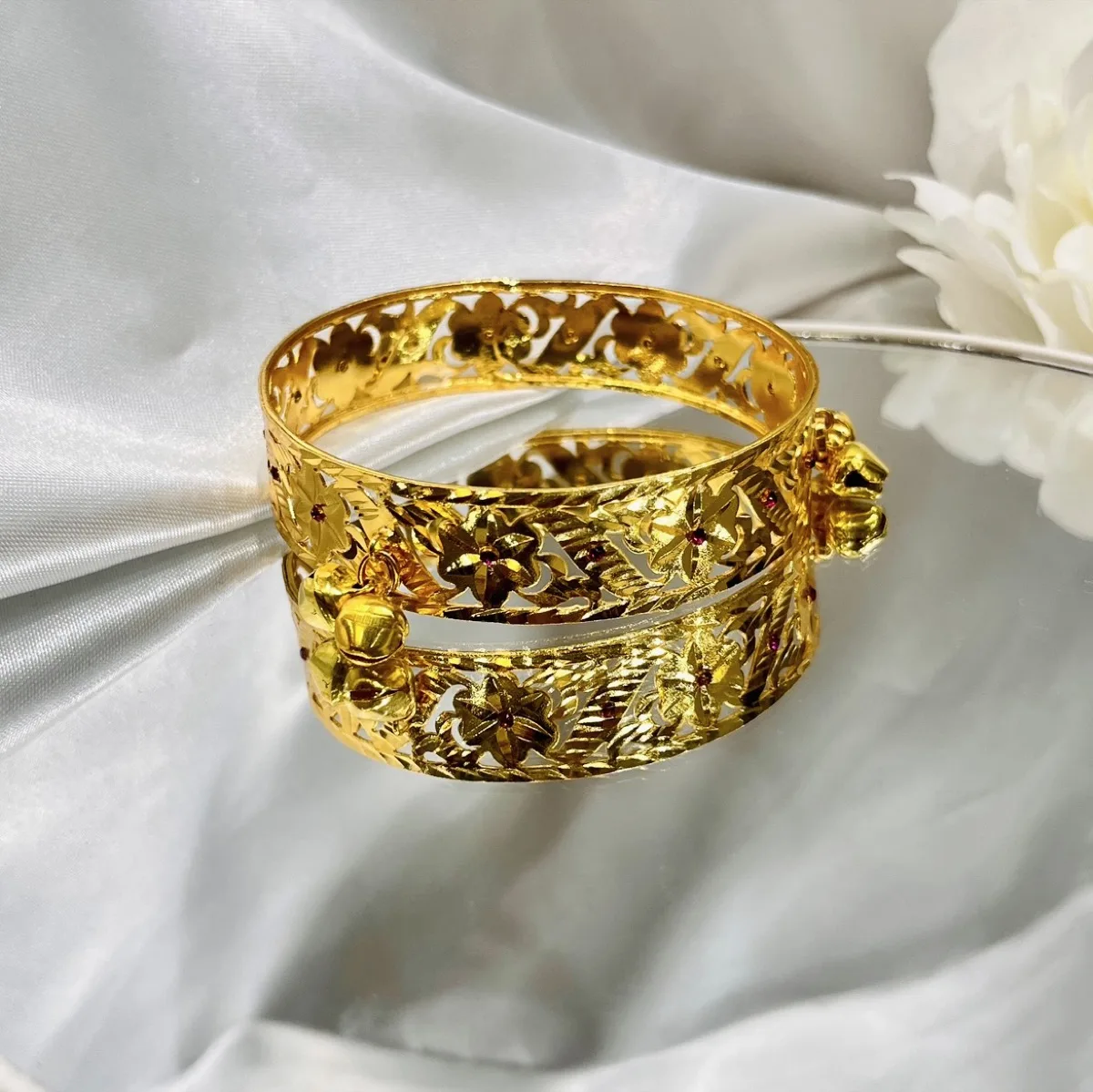 Thick Bell Gold Bangle